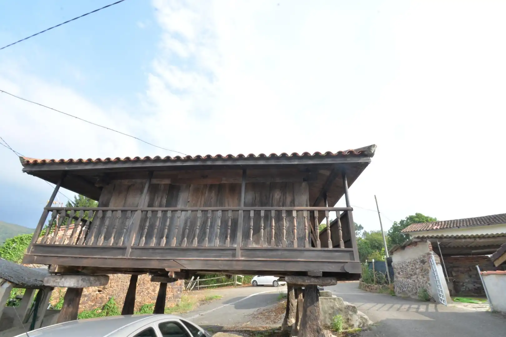 Vista exterior de Finca rústica en venda en Oviedo  amb Traster