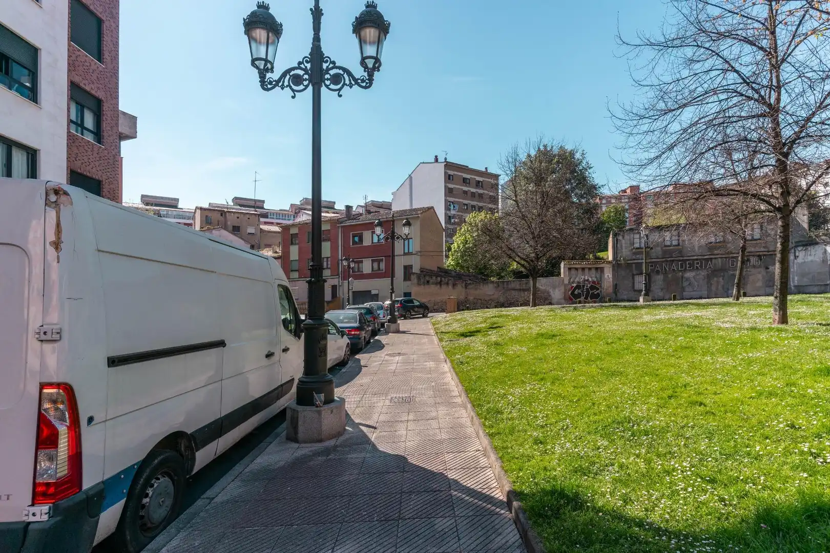 Vista exterior de Pis en venda en Oviedo  amb Calefacció, Moblat i Balcó