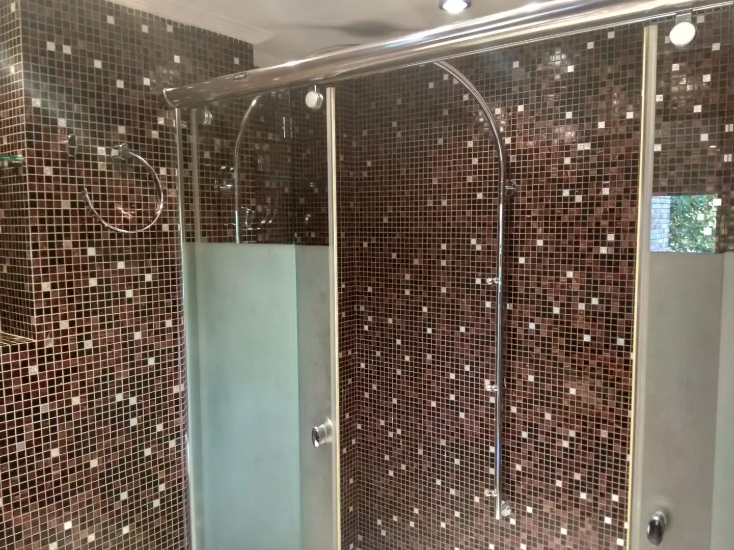 Bathroom of Houses for sale in Zaragoza  with Air Conditioner, Private garden and Parquet flooring