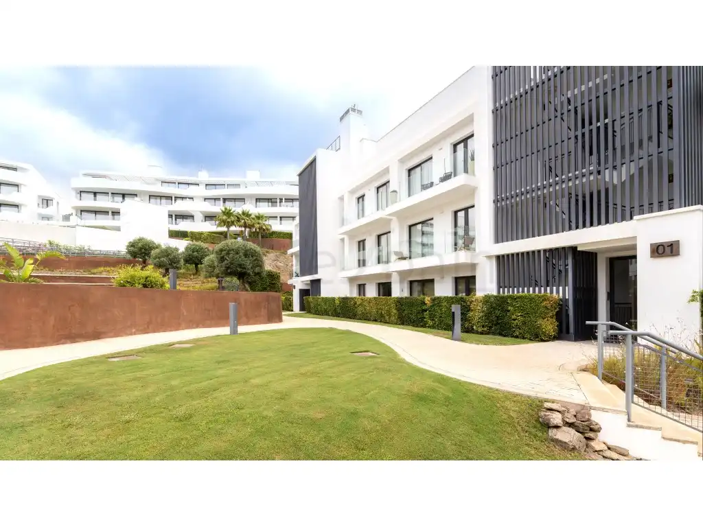Vista exterior de Apartament en venda en Fuengirola amb Jardí privat, Moblat i Piscina comunitària