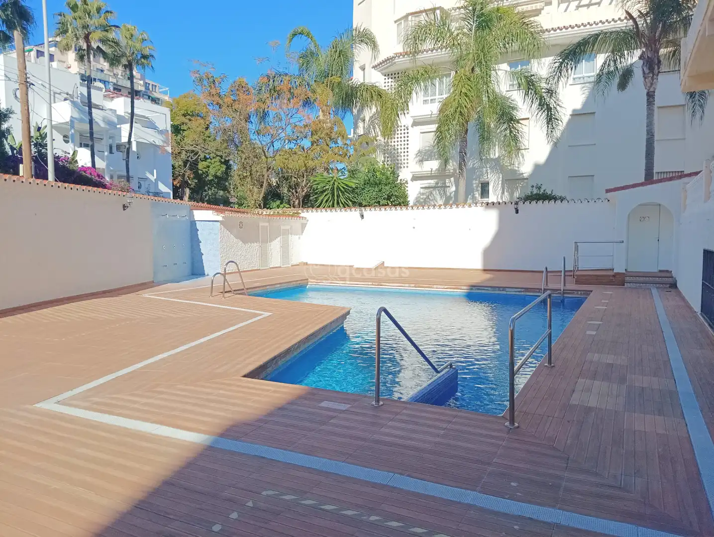 Apartamento con piscina en venta en La Carihuela - Los Nidos