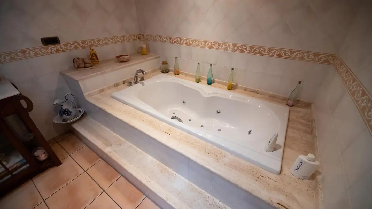 Bany de Casa o xalet en venda en Culleredo amb Jardí privat, Terrassa i Traster