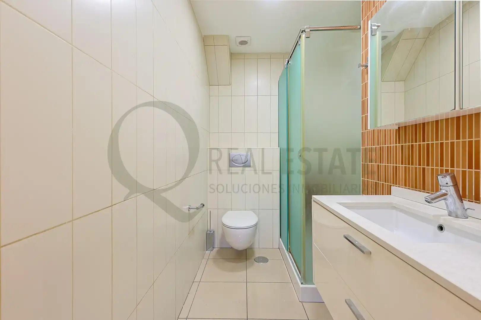 Badezimmer von Wohnung zum Verkauf in Alicante / Alacant mit Klimaanlage, Heizung und Privatgarten