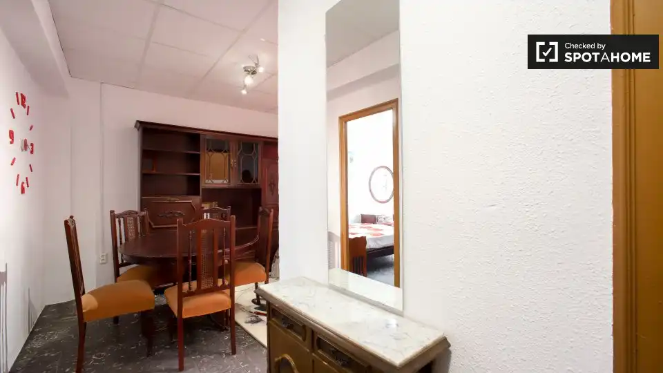 Flat for rent in Valencia  with Air Conditioner, Heating and Furnished
