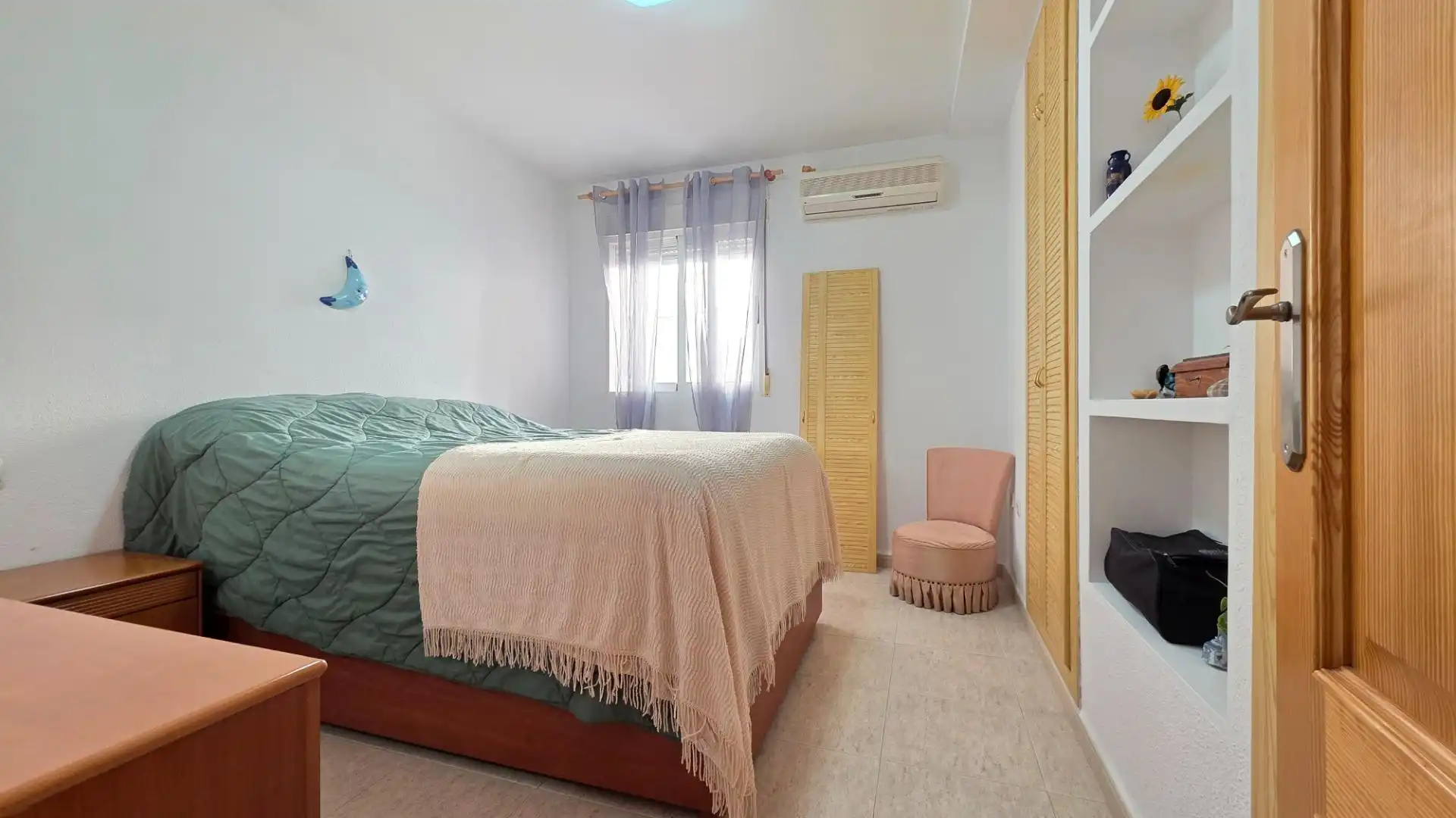 Schlafzimmer von Dachboden zum Verkauf in Gandia mit Klimaanlage, Terrasse und Abstellraum