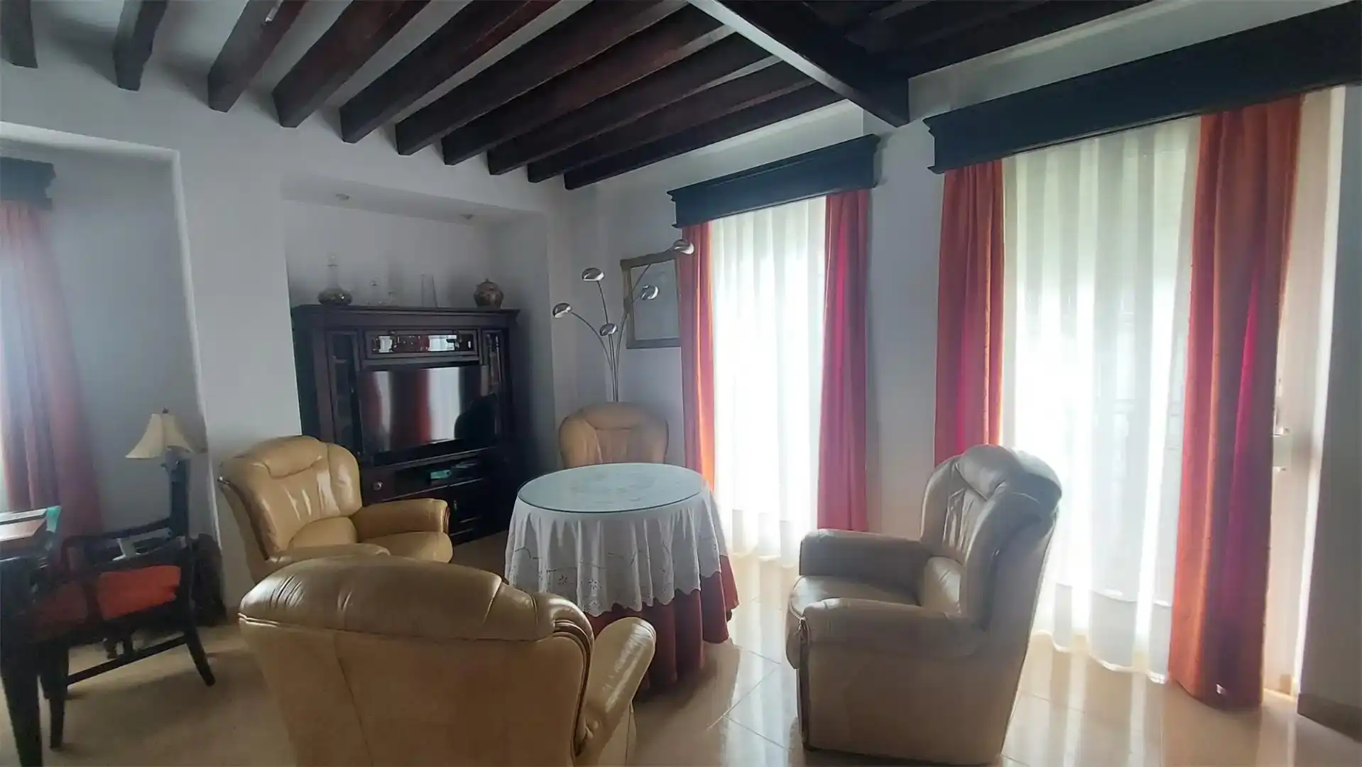 Sala d'estar de Casa adosada en venda en Ubrique amb Aire condicionat i Balcó