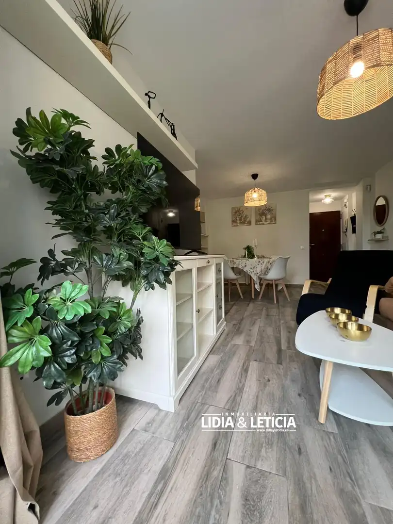 Sala de estar de Piso en venta en Alcalá de Guadaira con Aire acondicionado, Calefacción y Parquet