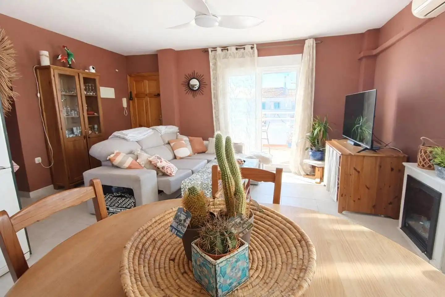 Sala d'estar de Apartament en venda en Oliva amb Aire condicionat, Terrassa i Traster