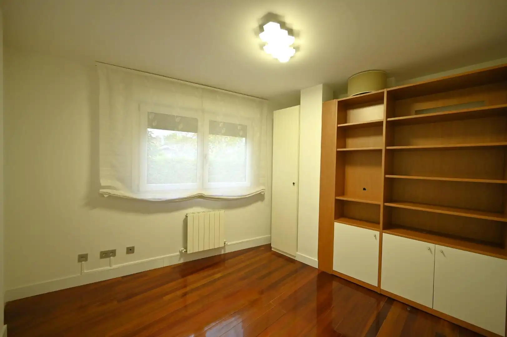 Habitación de Casa adosada en venta en Loiu con Aire acondicionado, Calefacción y Jardín privado