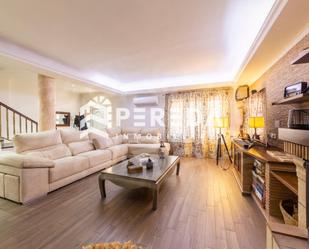 Sala d'estar de Casa adosada en venda en Roquetas de Mar amb Jardí privat i Terrassa