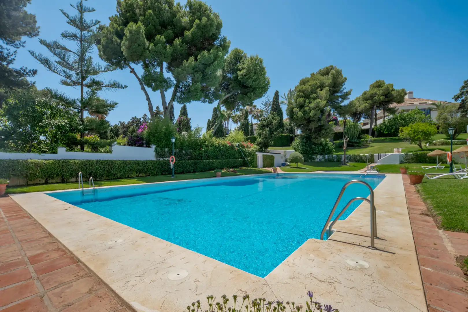 Schwimmbecken von Dachboden zum Verkauf in Marbella mit Klimaanlage, Terrasse und Schwimmbad