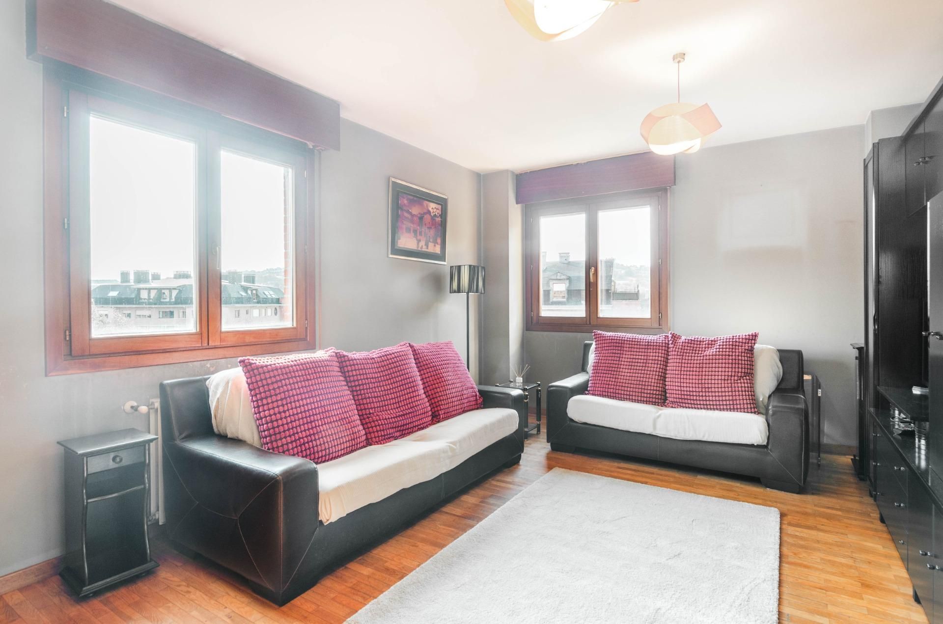 Sala d'estar de Pis en venda en Oviedo  amb Calefacció i Jardí privat