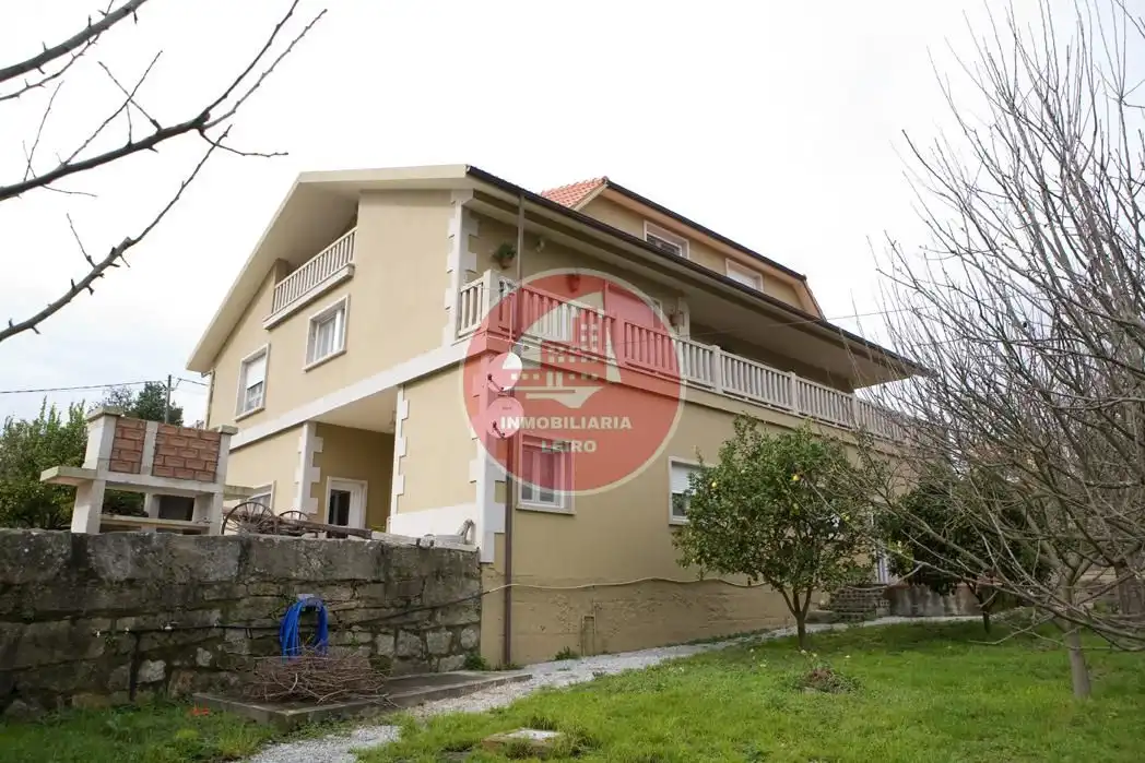 Vista exterior de Casa o xalet en venda en Pontevedra Capital  amb Jardí privat, Terrassa i Moblat