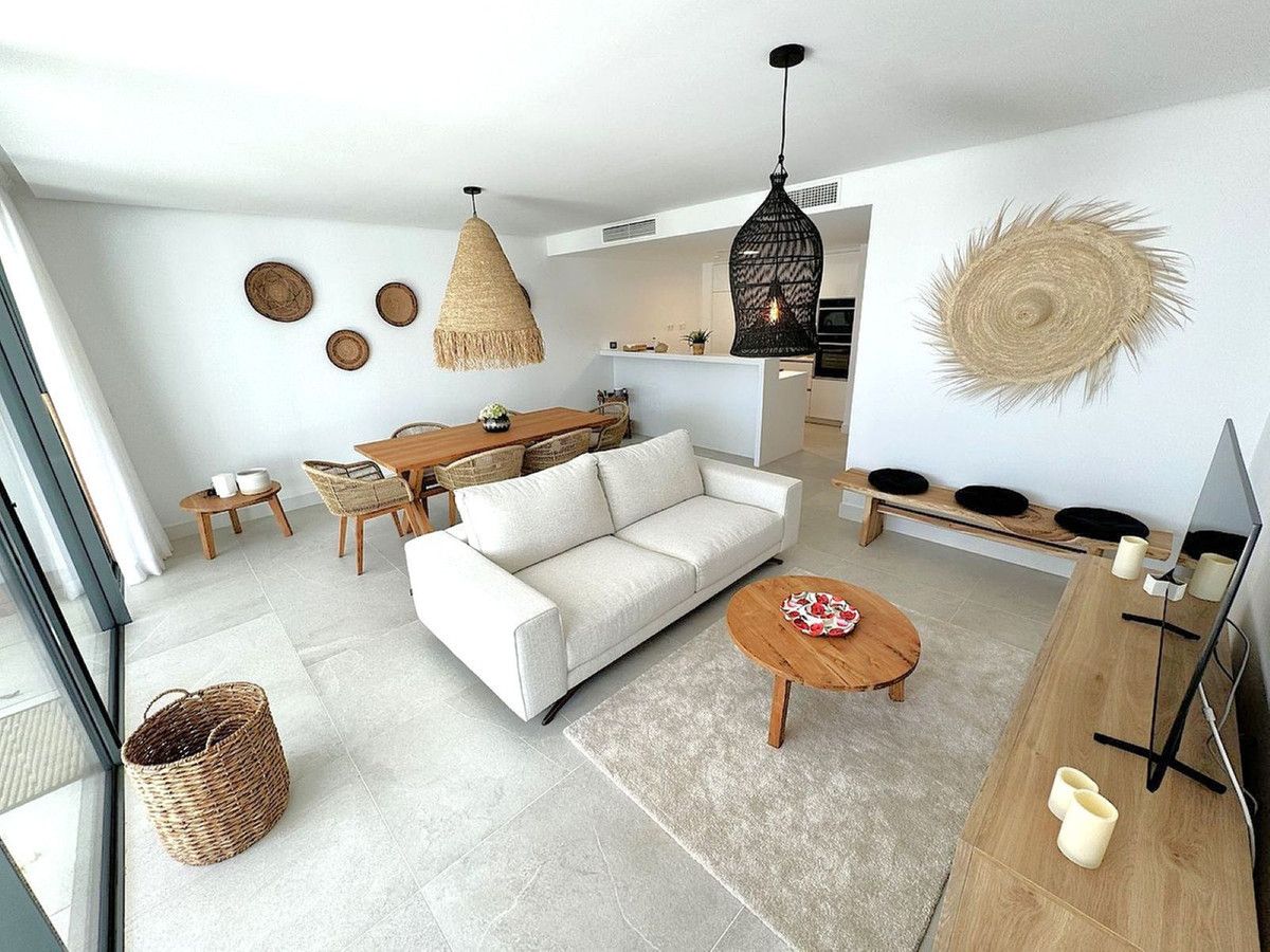 Sala d'estar de Planta baixa en venda en Marbella amb Aire condicionat, Jardí privat i Terrassa