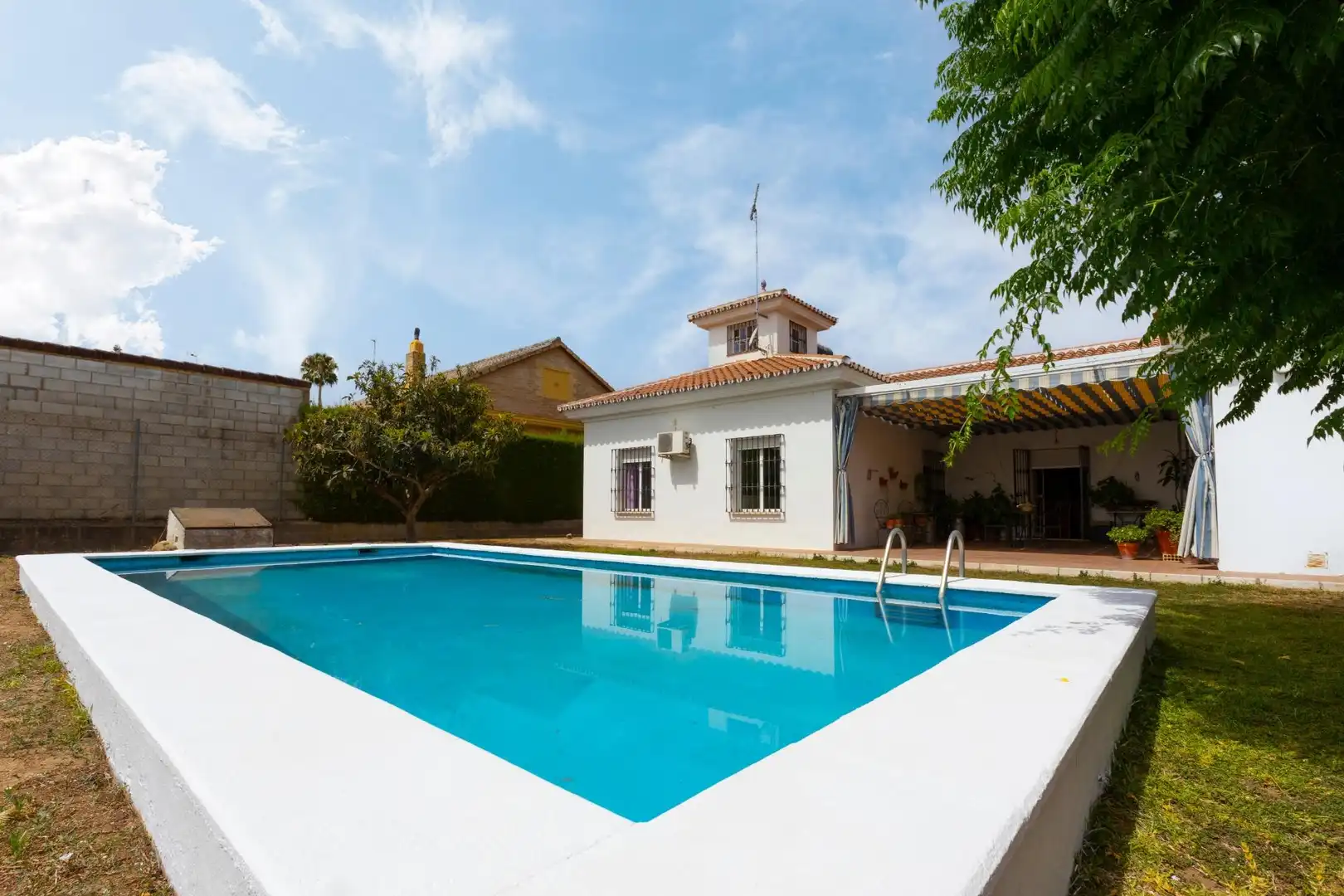 Jardí de Casa o xalet en venda en Sanlúcar la Mayor amb Jardí privat, Traster i Piscina
