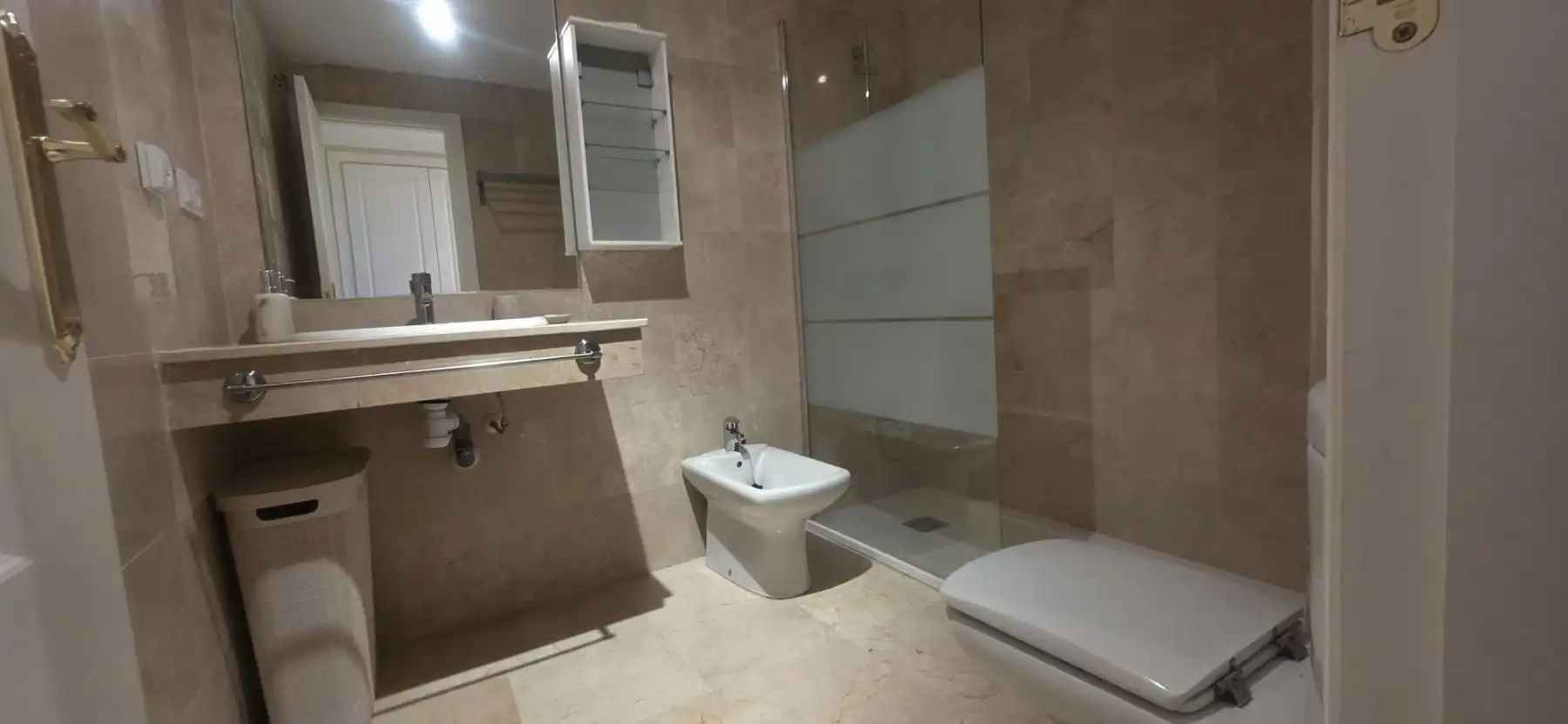Badezimmer von Wohnung zum Verkauf in Marbella mit Klimaanlage, Terrasse und Balkon