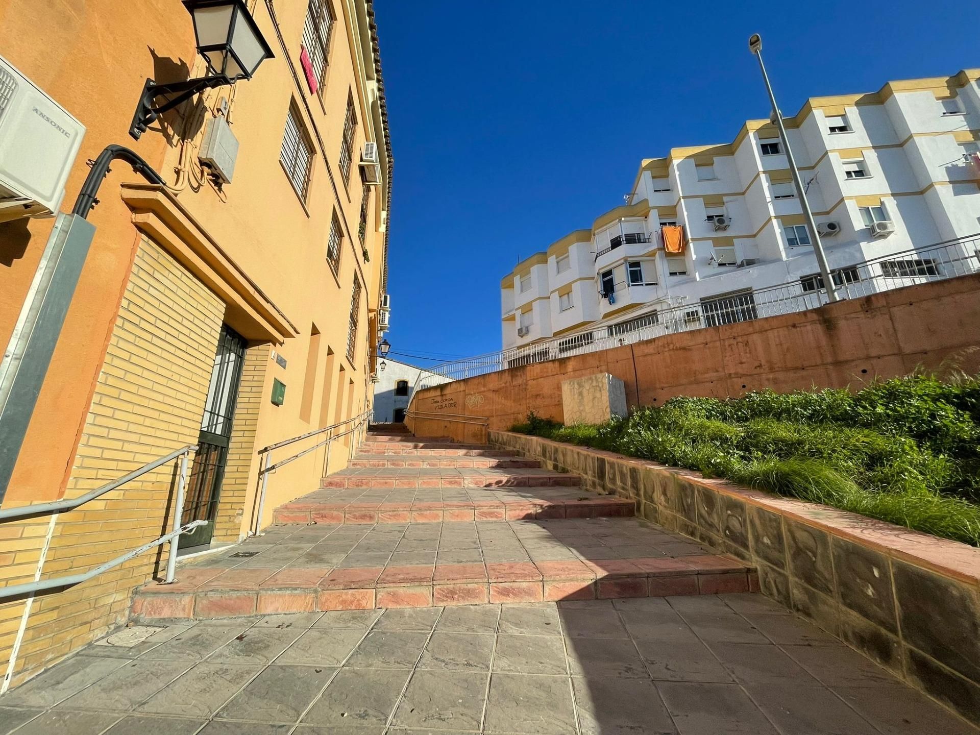 Vista exterior de Edifici en venda en Jerez de la Frontera