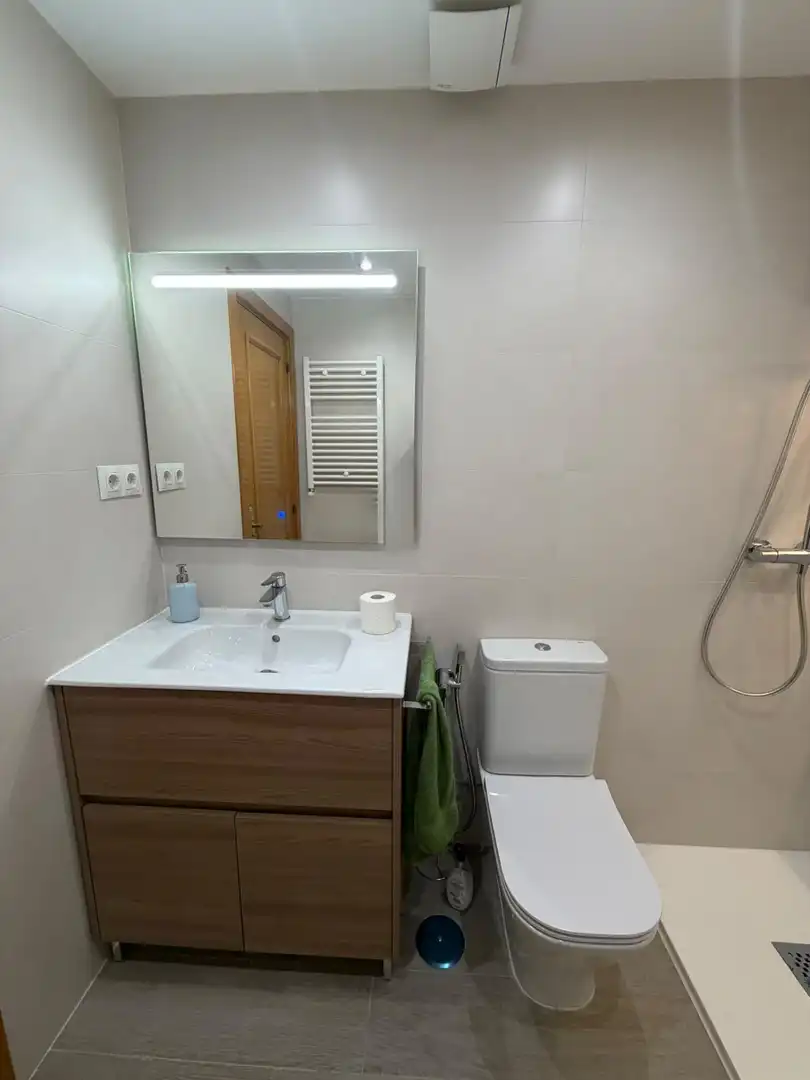 Badezimmer von Wohnung zur Miete in Madrid mit Heizung, Privatgarten und Parkett