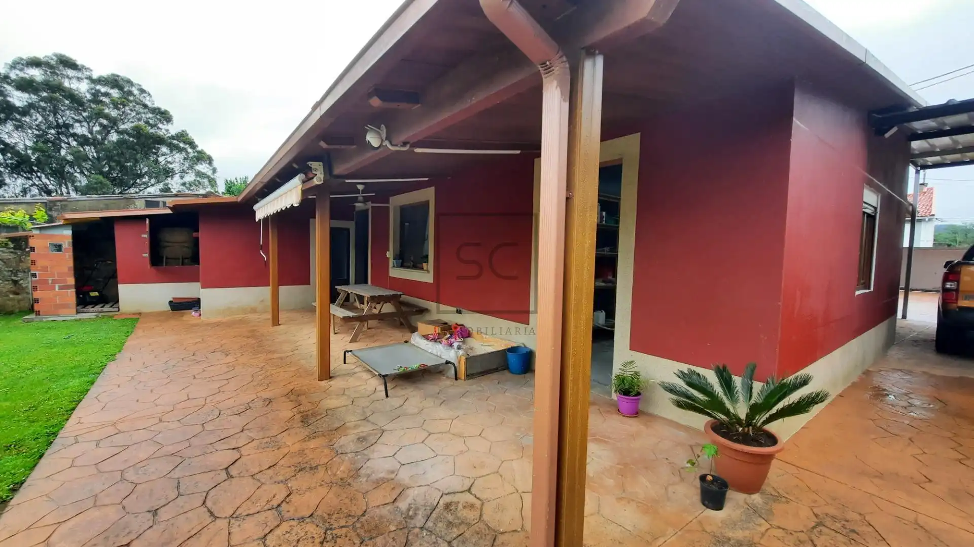 Terrasse von Einfamilien-Reihenhaus zum Verkauf in Neda mit Privatgarten und Alarm