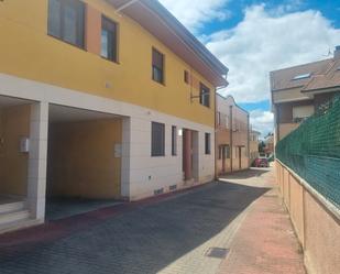Vista exterior de Casa adosada en venda en Burgos Capital amb Calefacció i Traster