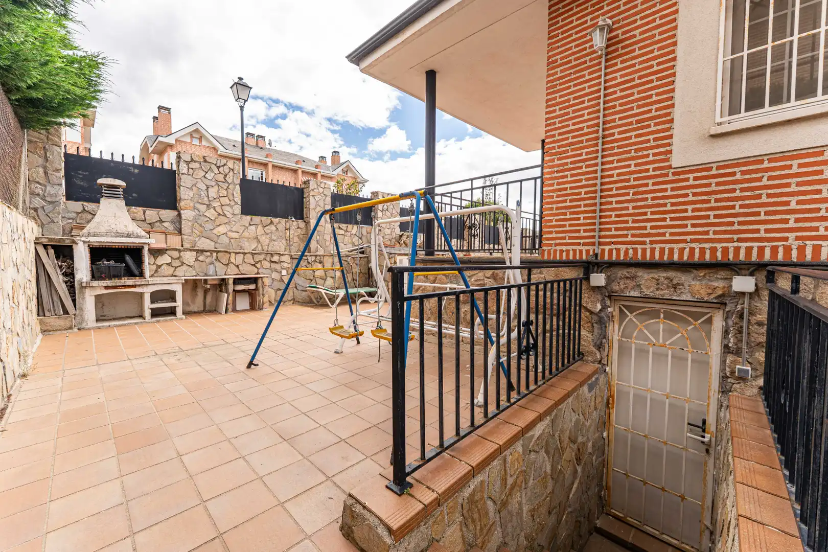 Terrassa de Casa adosada en venda en Arroyomolinos (Madrid) amb Calefacció, Jardí privat i Moblat