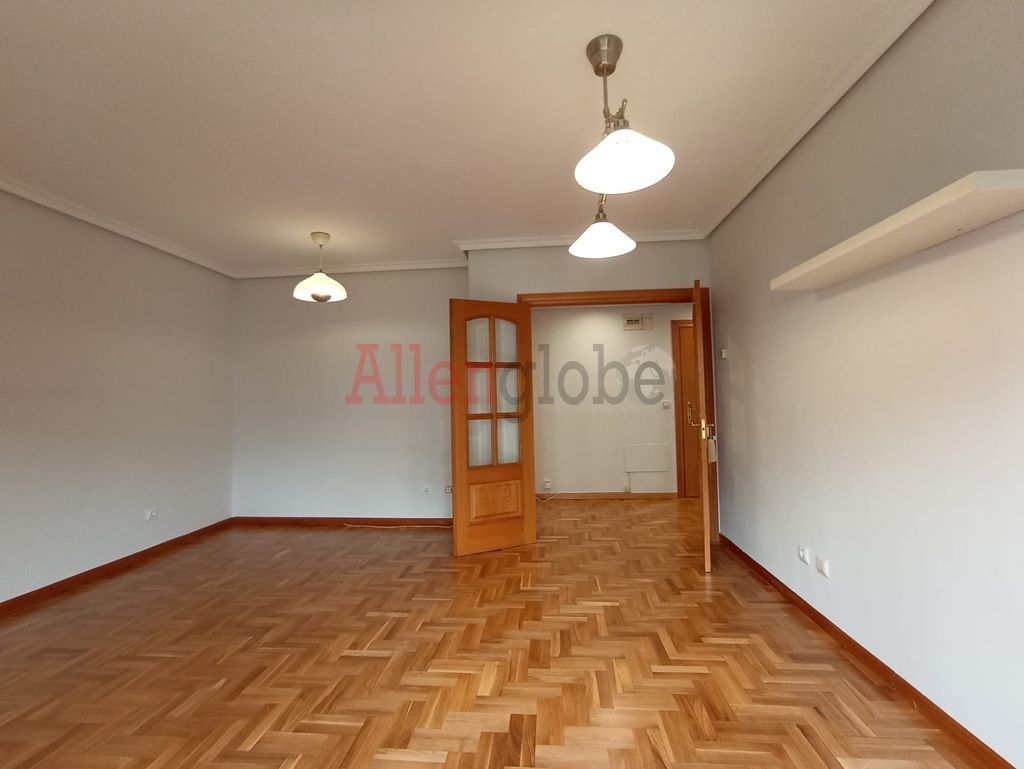 Sala d'estar de Pis de lloguer en Oviedo  amb Calefacció i Traster