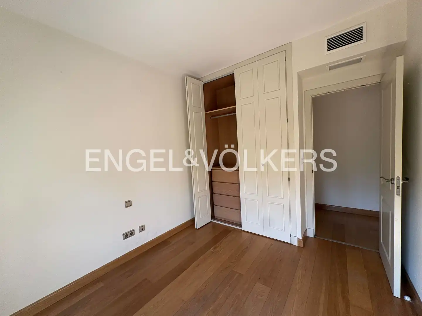 Bedroom of Flat for rent in Sevilla  with Air Conditioner, Heating and Private garden