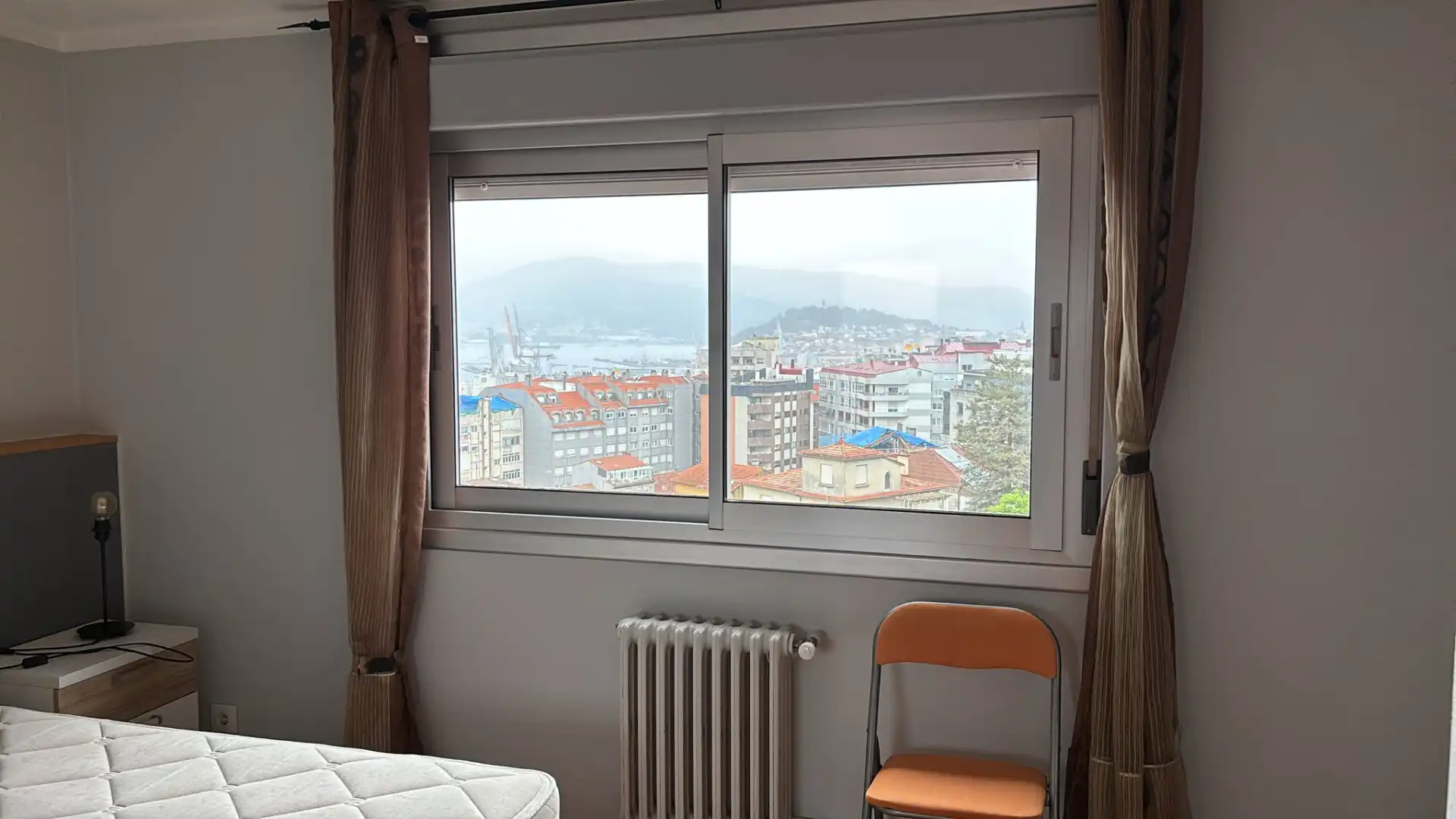 Dormitori de Apartament de lloguer en Vigo  amb Calefacció, Parquet i Moblat
