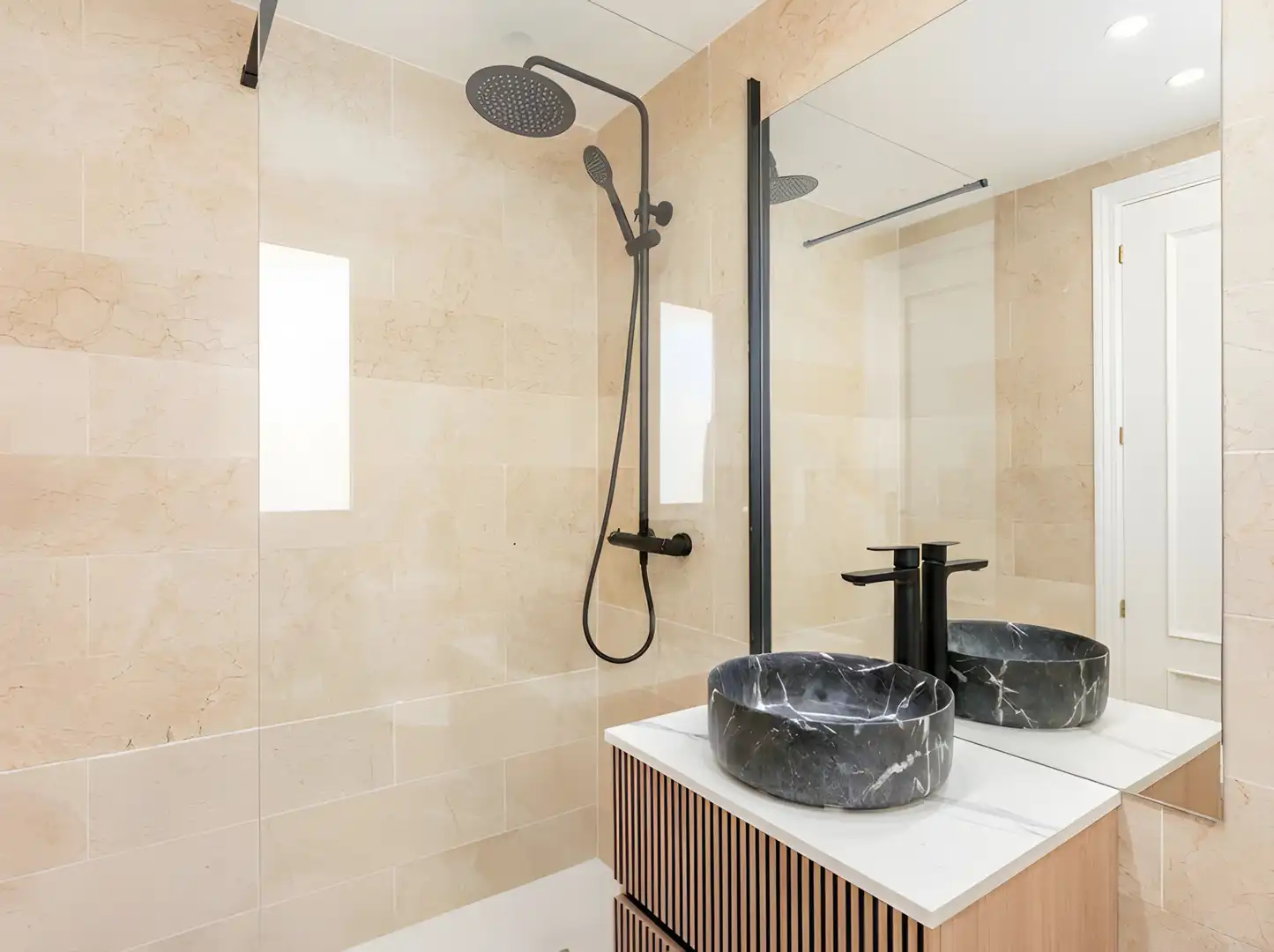 Badezimmer von Erdgeschoss zum Verkauf in Marbella mit Klimaanlage, Privatgarten und Terrasse