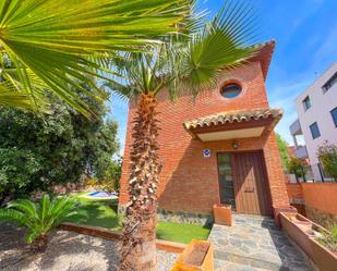 Vista exterior de Casa o xalet en venda en Constantí amb Aire condicionat, Terrassa i Piscina