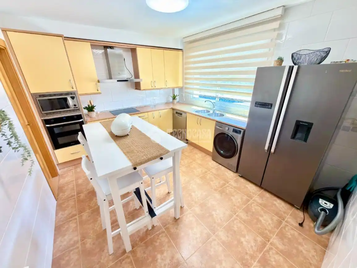 Cocina de Casa adosada en venta en Cabanillas del Campo con Calefacción, Parquet y Trastero