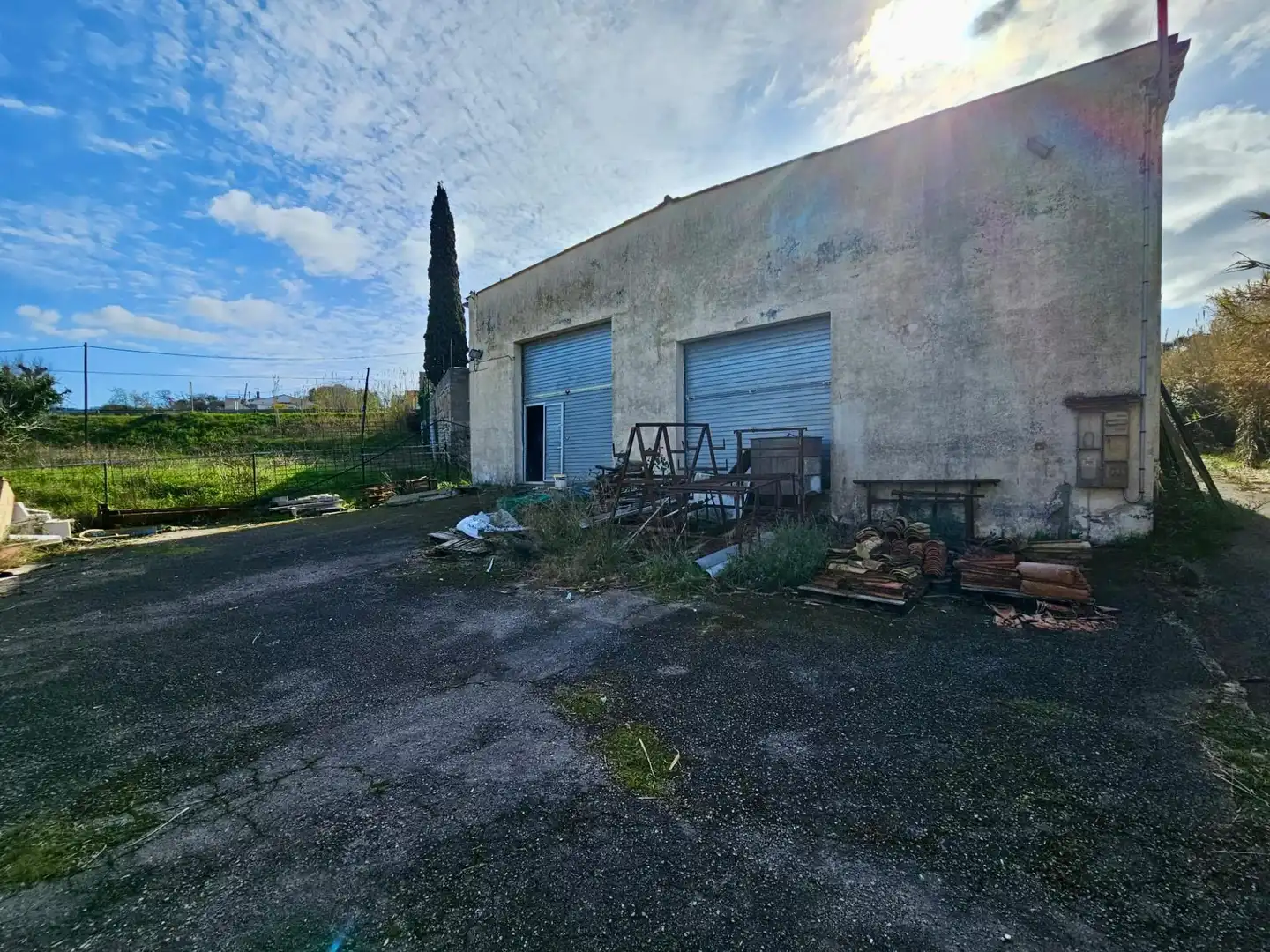 Außenansicht von Fabrikhallen zum Verkauf in Tordera