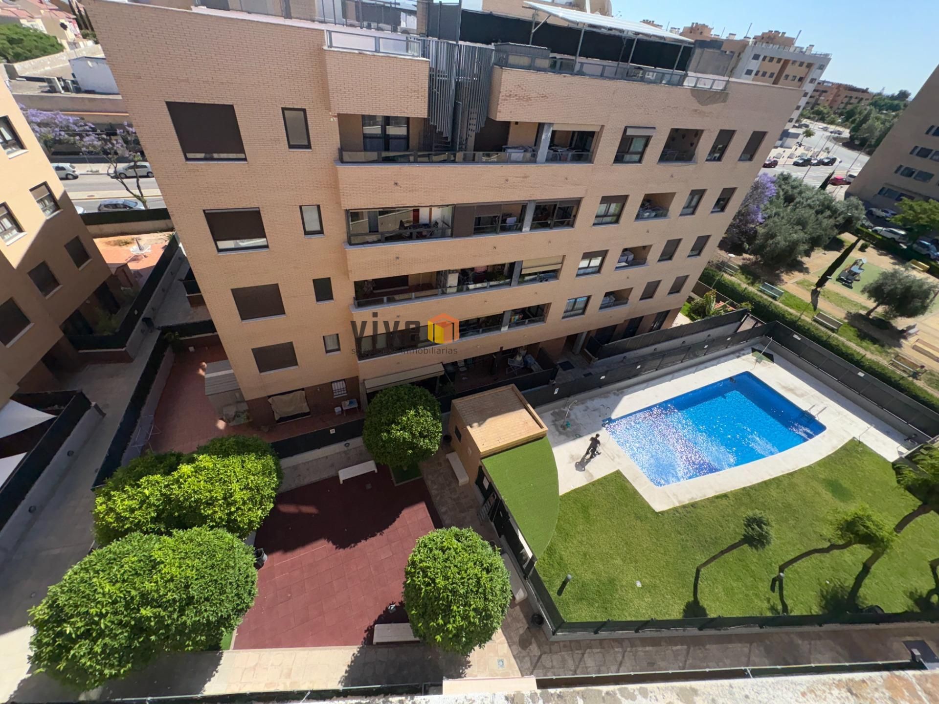 Vista exterior de Pis en venda en Mairena del Aljarafe amb Aire condicionat, Jardí privat i Terrassa