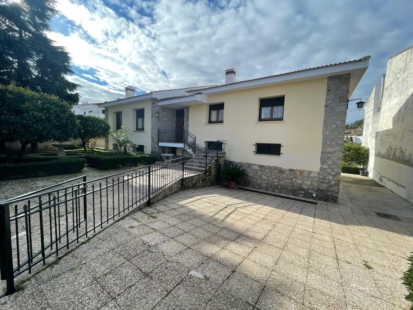 Exterior view of Houses for sale in Trujillo  with Air Conditioner, Heating and Storage room