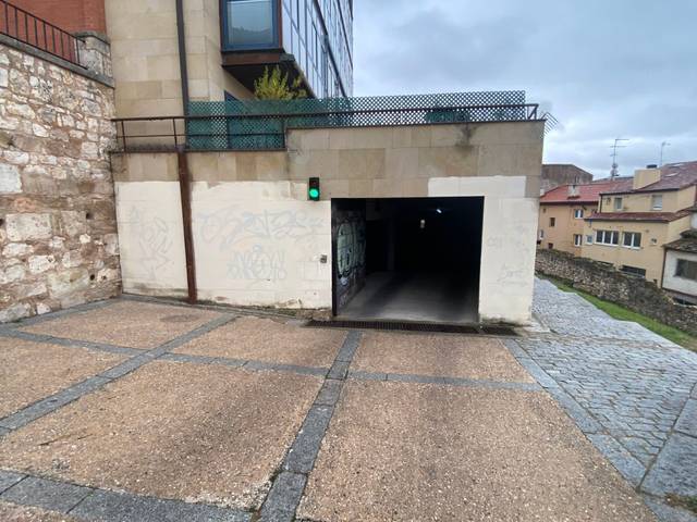 Garaje en Venta en Calle de Fernán González en Casco Antiguo