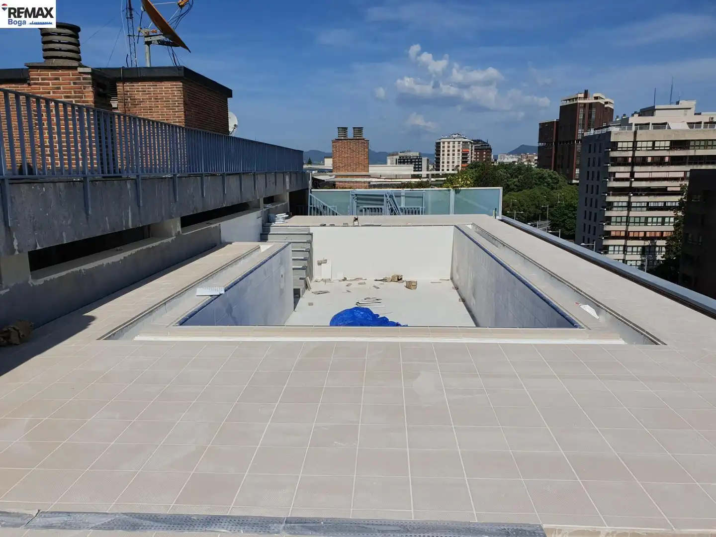 Piscina de Pis en venda en  Pamplona / Iruña amb Calefacció i Piscina comunitària