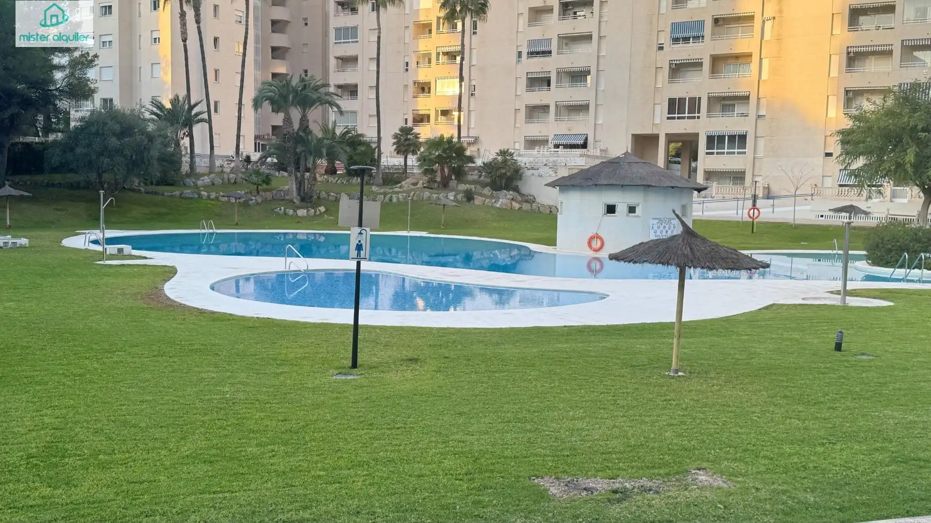 Piscina de Apartament en venda en El Campello amb Aire condicionat, Calefacció i Jardí privat