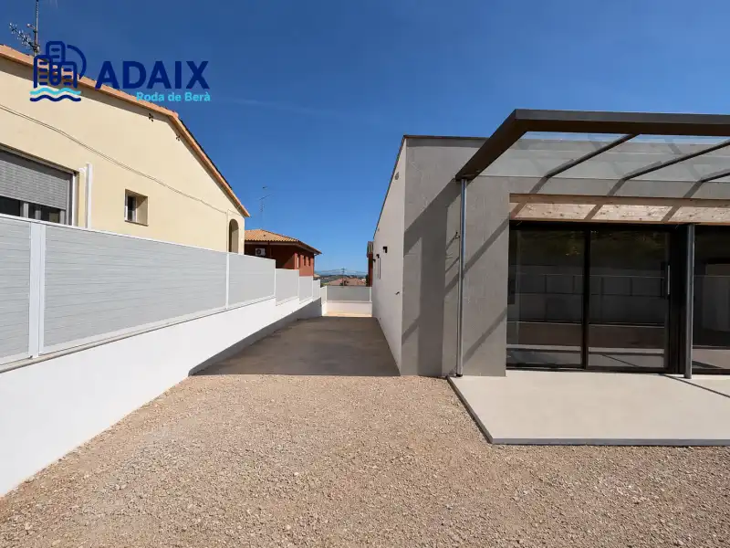 Vista exterior de Casa o chalet en venta en Roda de Berà con Calefacción, Terraza y Piscina