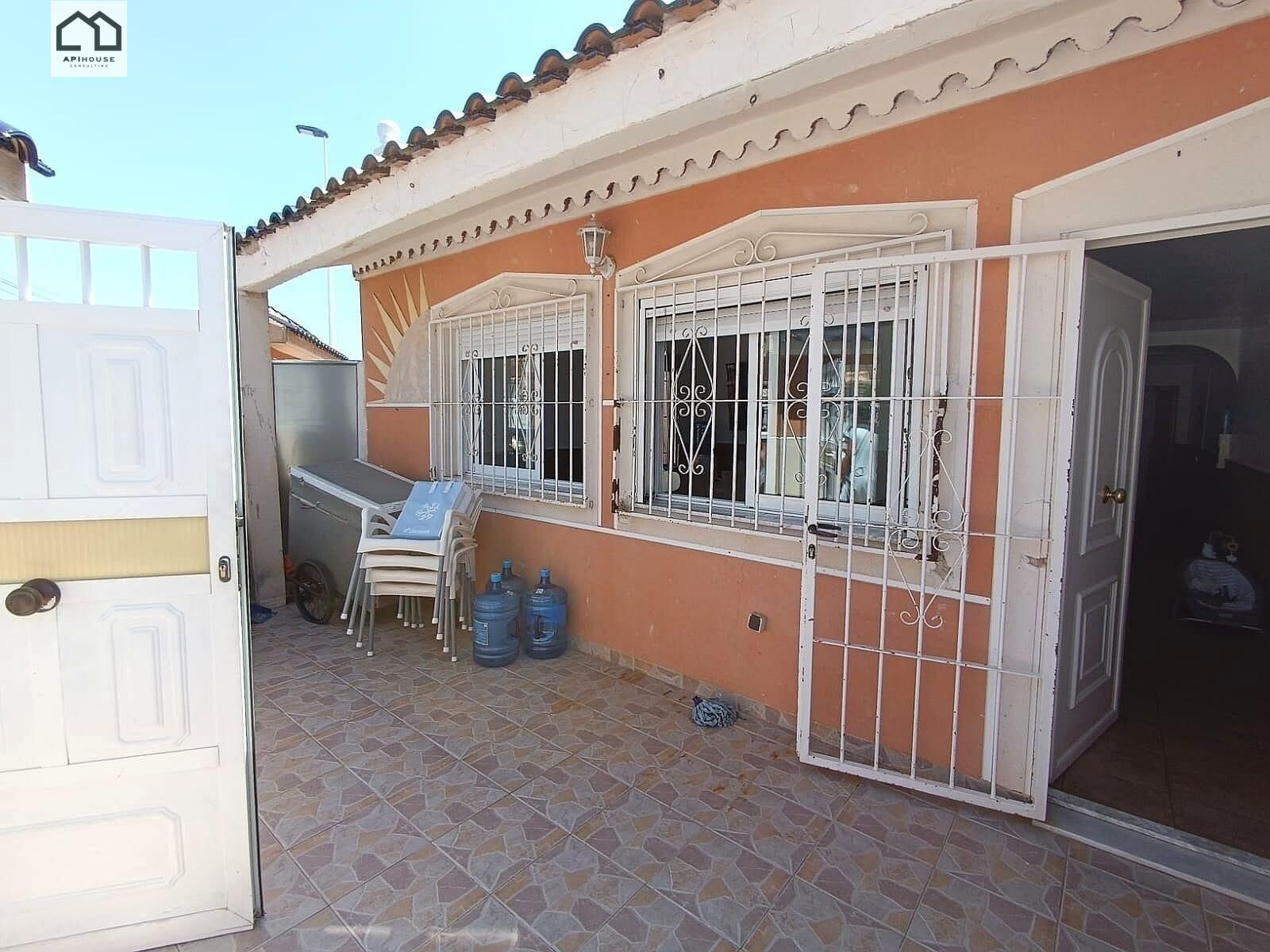 Vista exterior de Casa o xalet en venda en Torrevieja amb Aire condicionat i Jardí privat