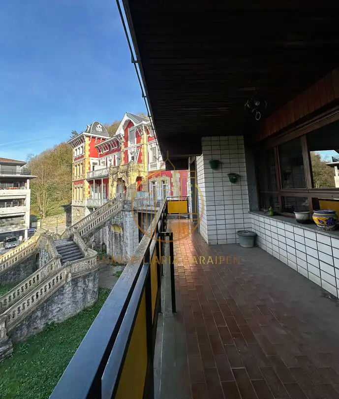 Vista exterior de Pis en venda en Irura amb Jardí privat, Terrassa i Balcó