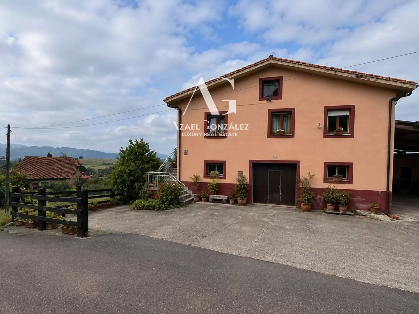 Vista exterior de Casa o xalet en venda en Torrelavega  amb Calefacció i Terrassa