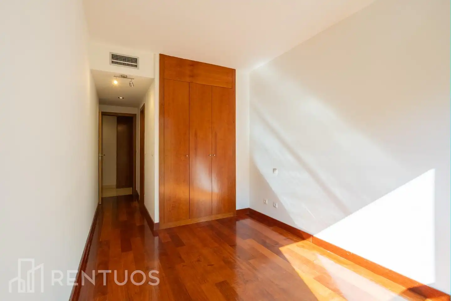 Schlafzimmer von Wohnung zur Miete in Madrid mit Klimaanlage, Parkett und Gemeinschaftspool