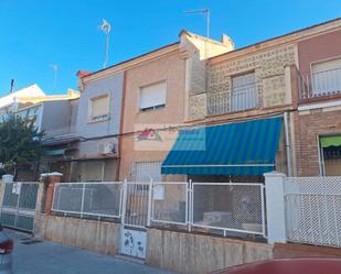 Vista exterior de Casa adosada en venda en Cartagena amb Jardí privat, Terrassa i Traster