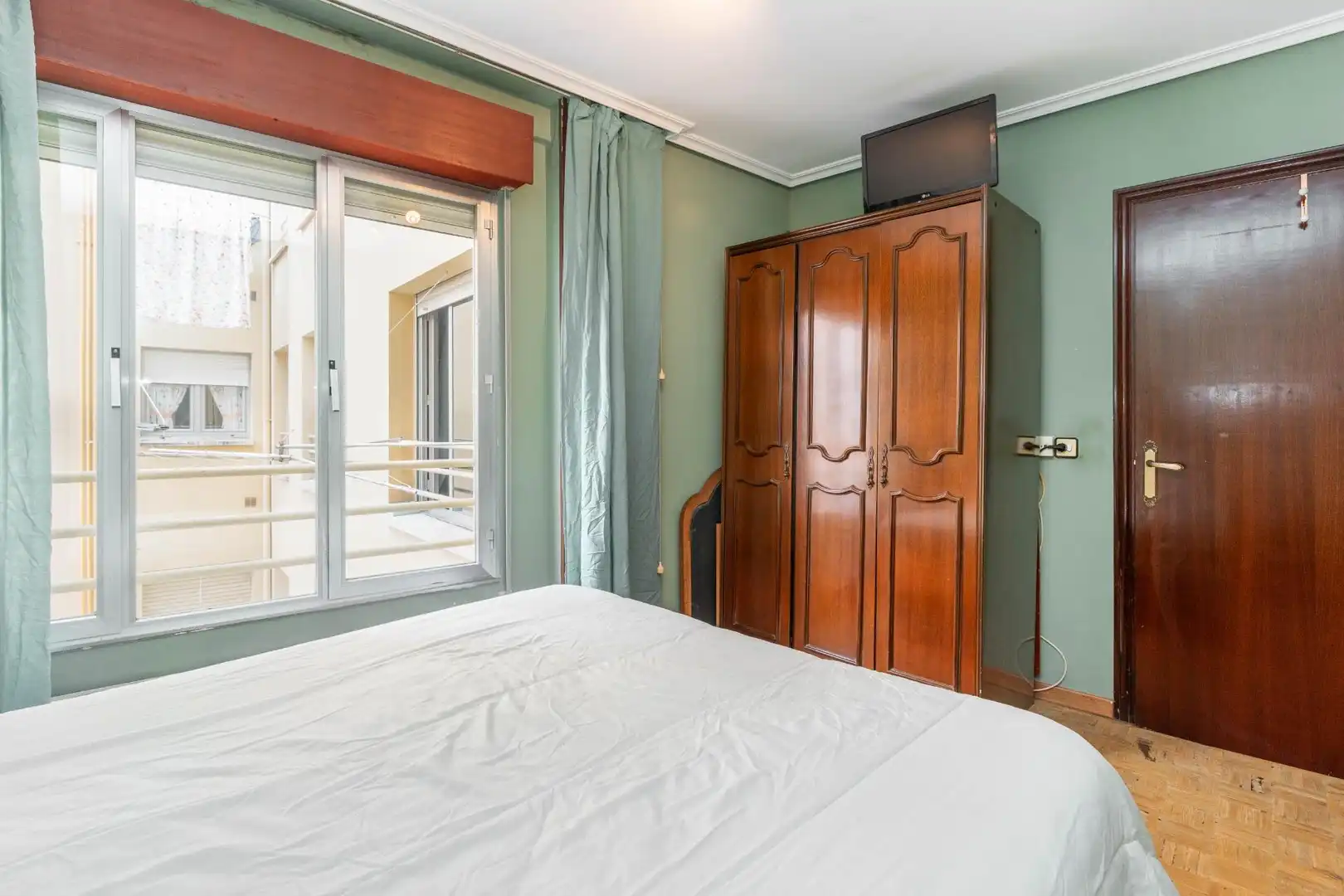 Dormitori de Apartament en venda en Oviedo  amb Calefacció, Terrassa i Balcó