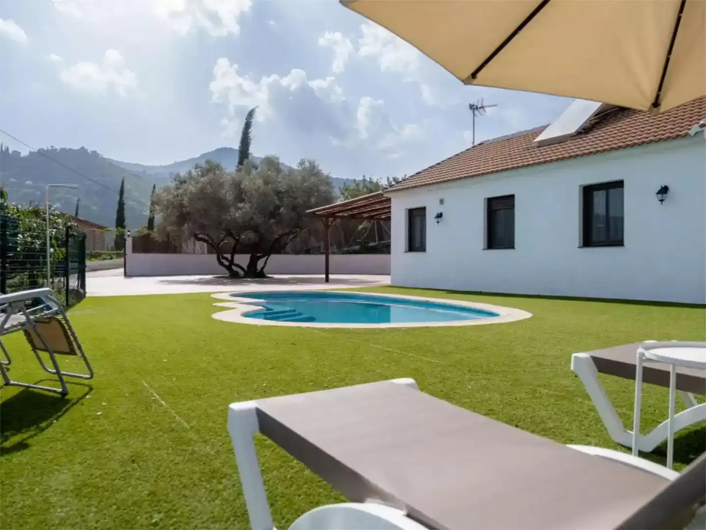 Schwimmbecken von Wohnung zur Miete in Cútar mit Klimaanlage, Privatgarten und Schwimmbad