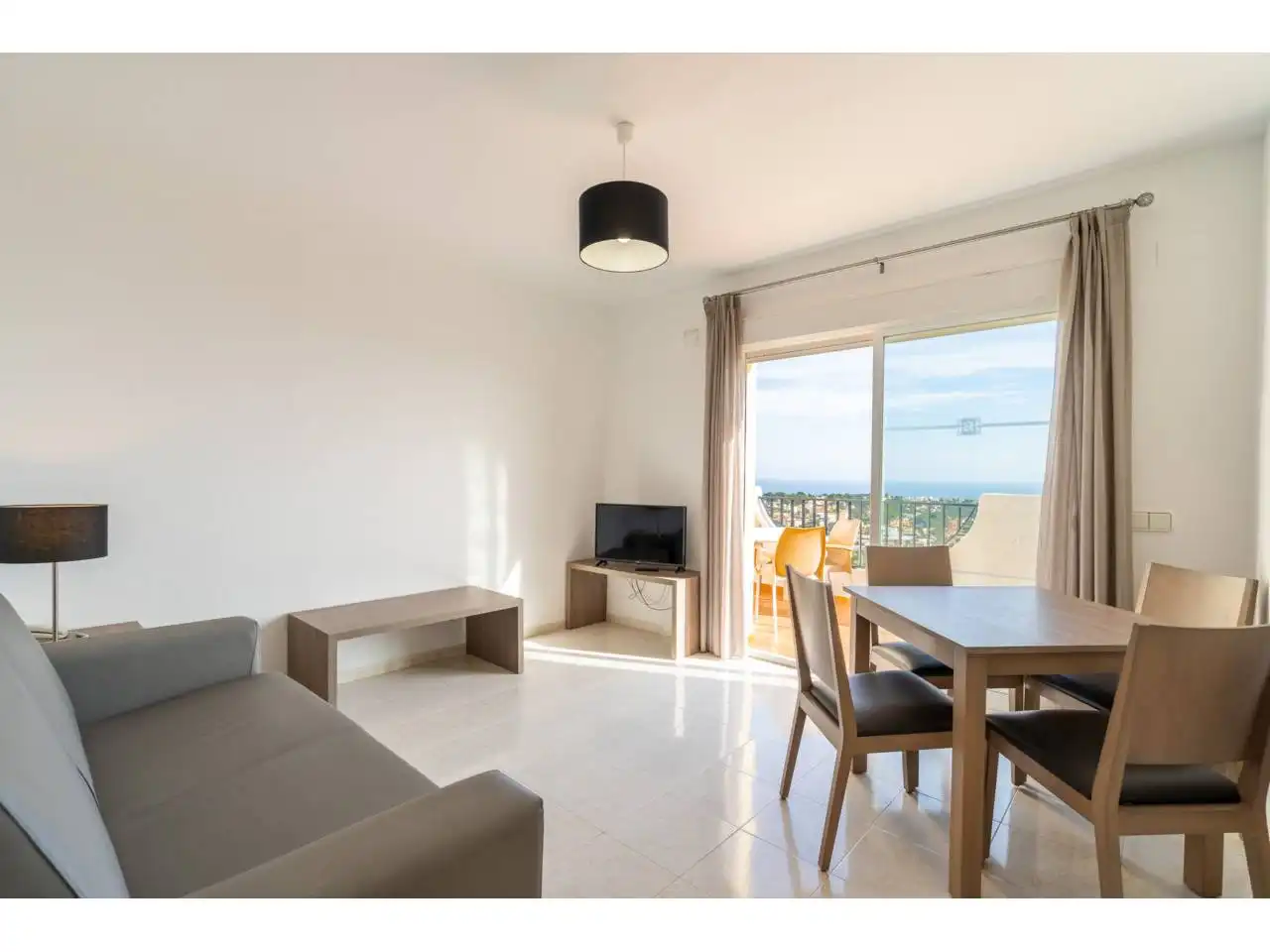 Wohnzimmer von Einfamilien-Reihenhaus zum Verkauf in Calpe / Calp mit Klimaanlage, Terrasse und Möbliert