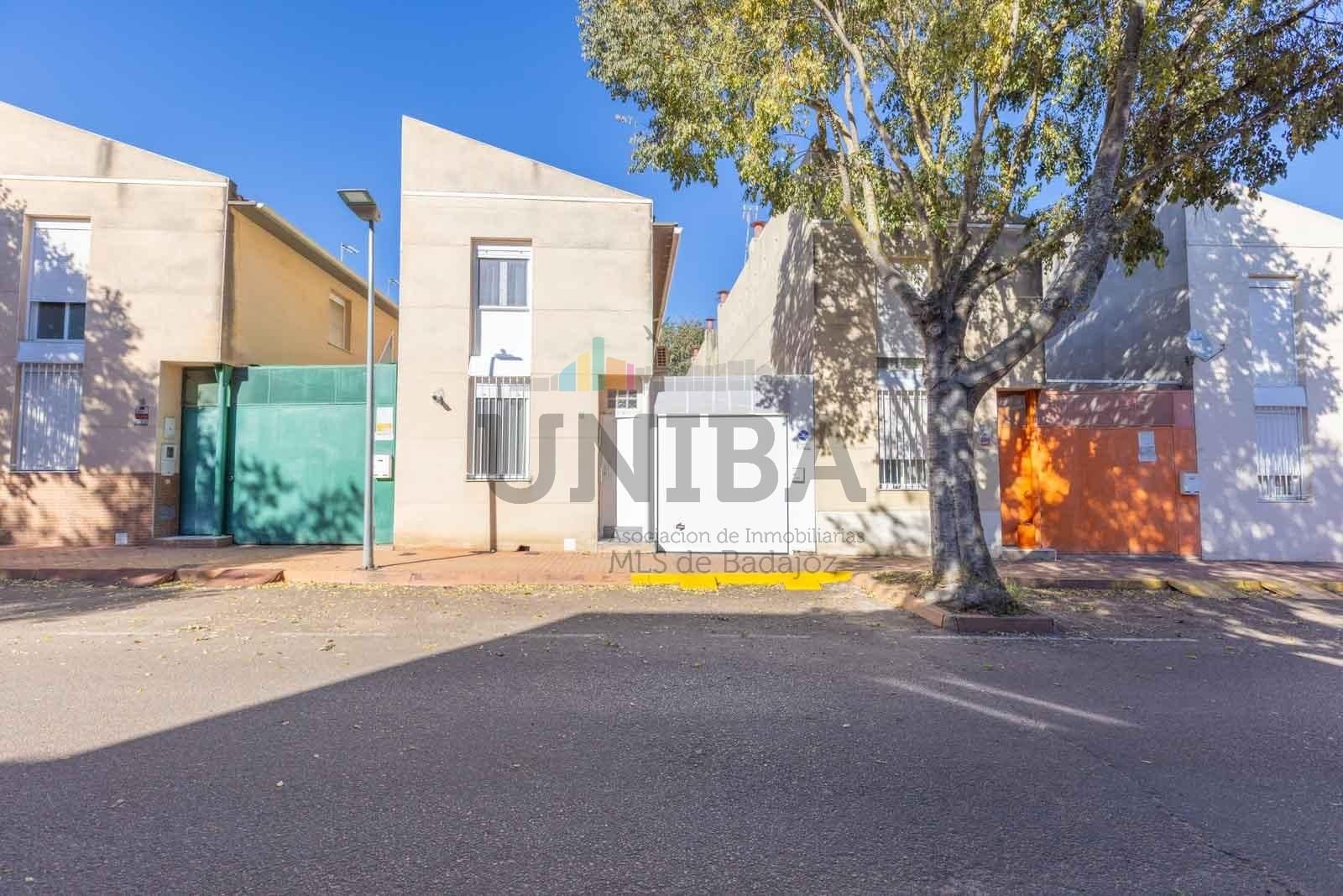 Exterior view of Single-family semi-detached for sale in Badajoz Capital  with Air Conditioner, Heating and Terrace