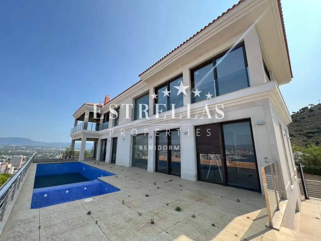 Vista exterior de Casa o xalet en venda en Benidorm amb Aire condicionat, Calefacció i Jardí privat