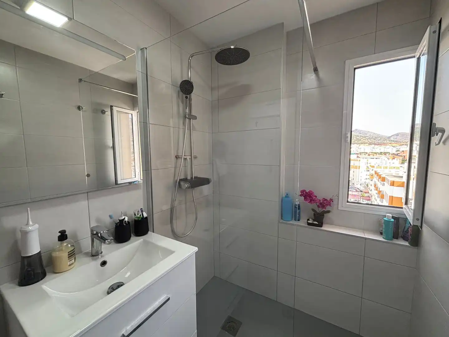 Bany de Apartament en venda en Benalmádena amb Aire condicionat, Terrassa i Moblat