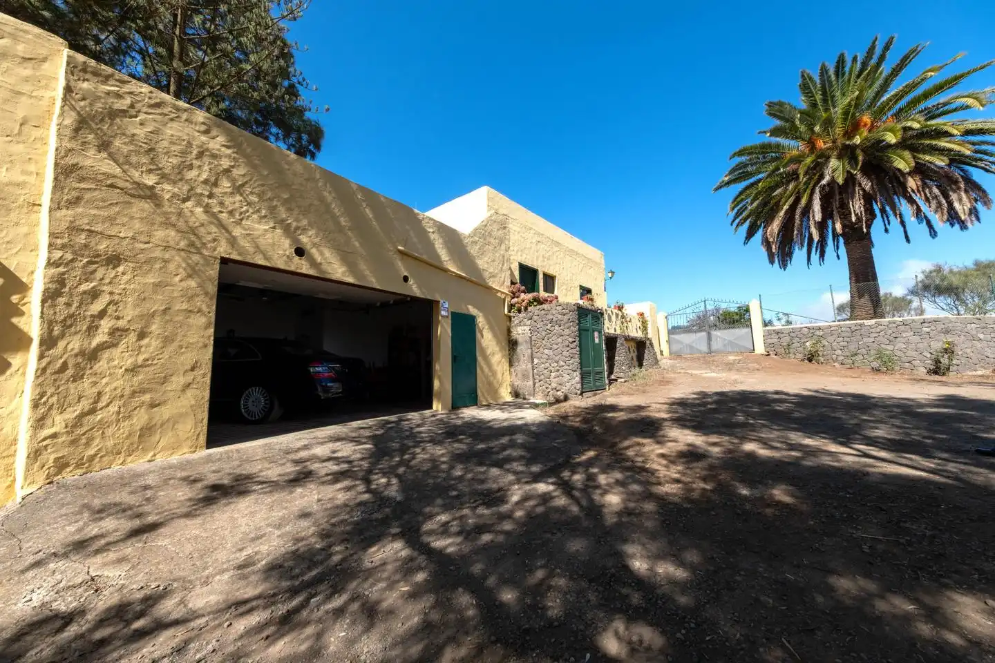 Vista exterior de Casa o xalet en venda en Santa Brígida amb Jardí privat i Terrassa